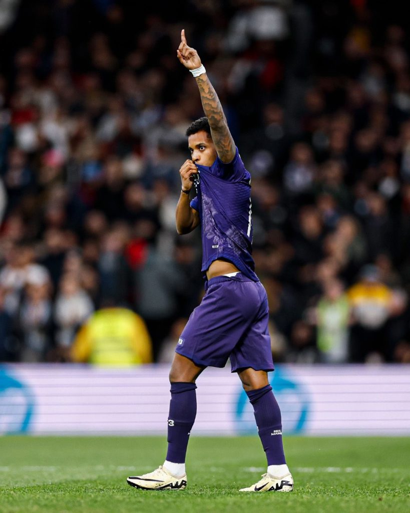 Rodrygo Goes festejando su gol besando el escudo del Real MadridFoto: Real Madrid