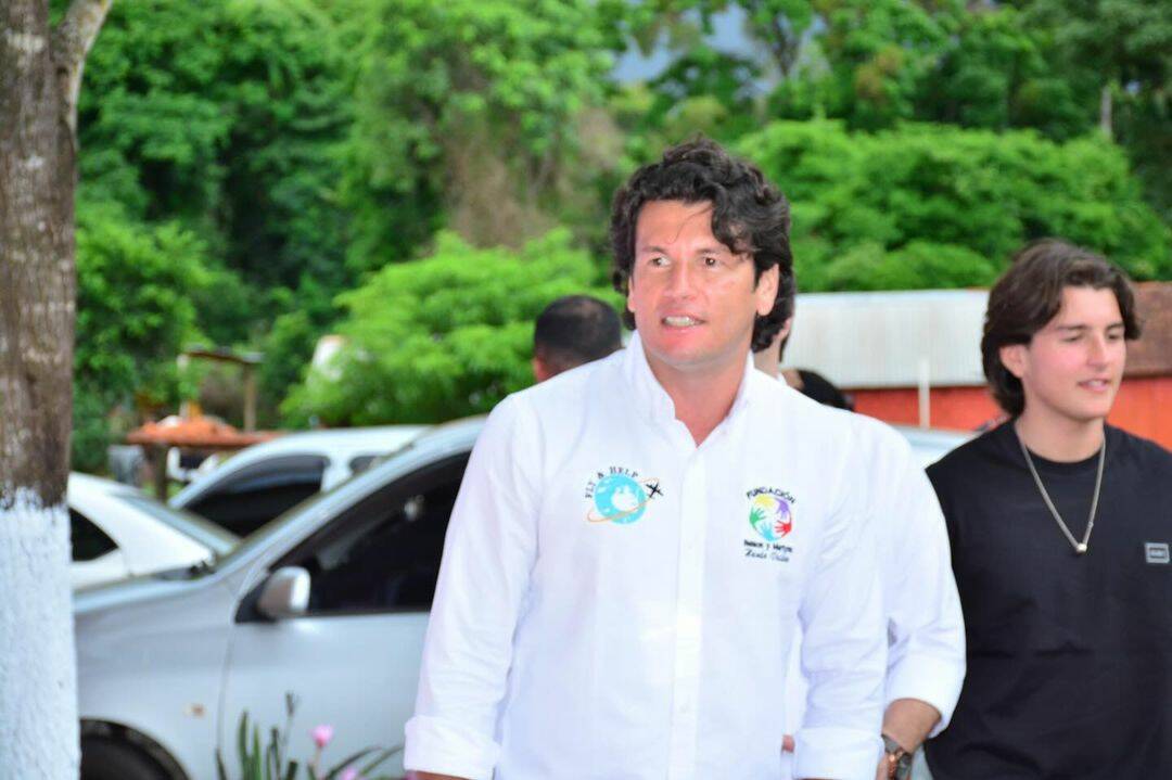 Nelson con su hijo Samuel acompañándolo.