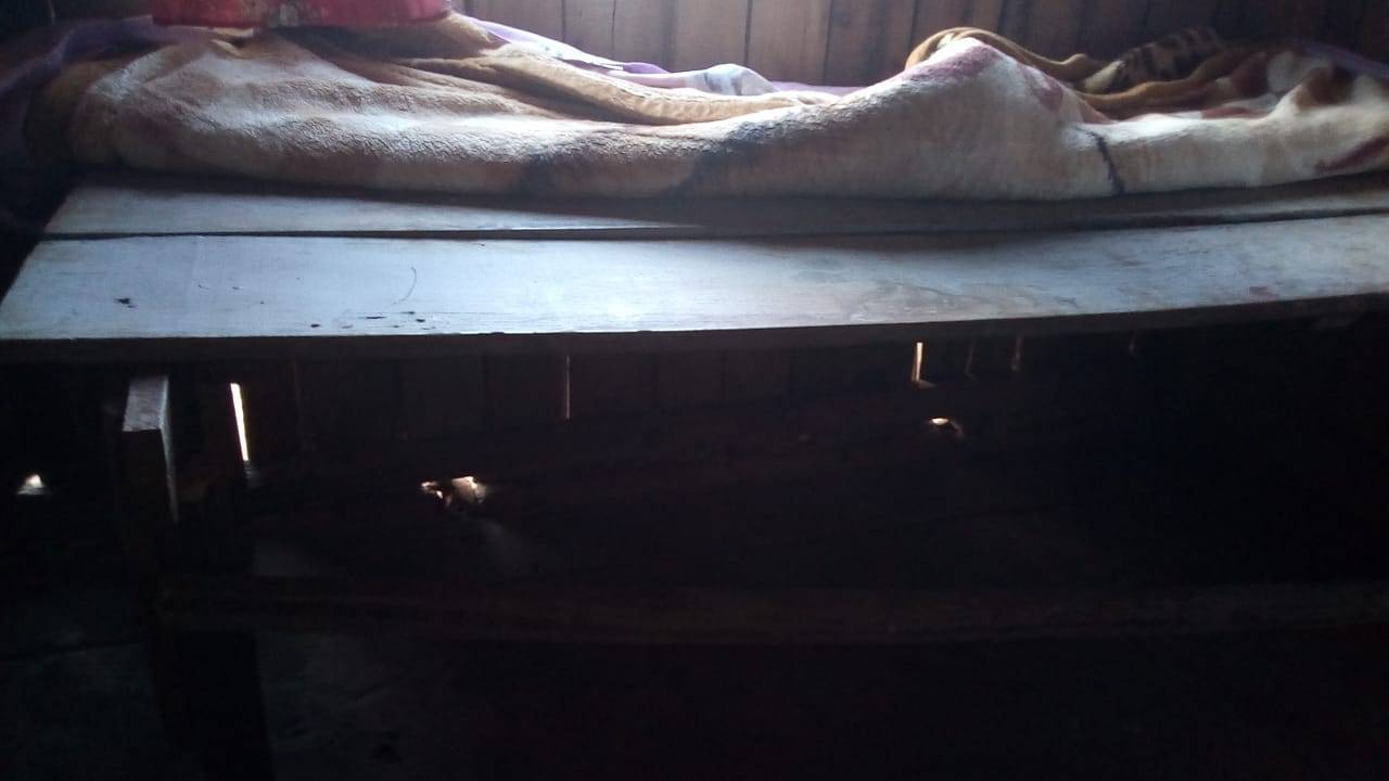 Duerme sobre una puerta ante la falta de una cama ortopédica. GENTILEZA