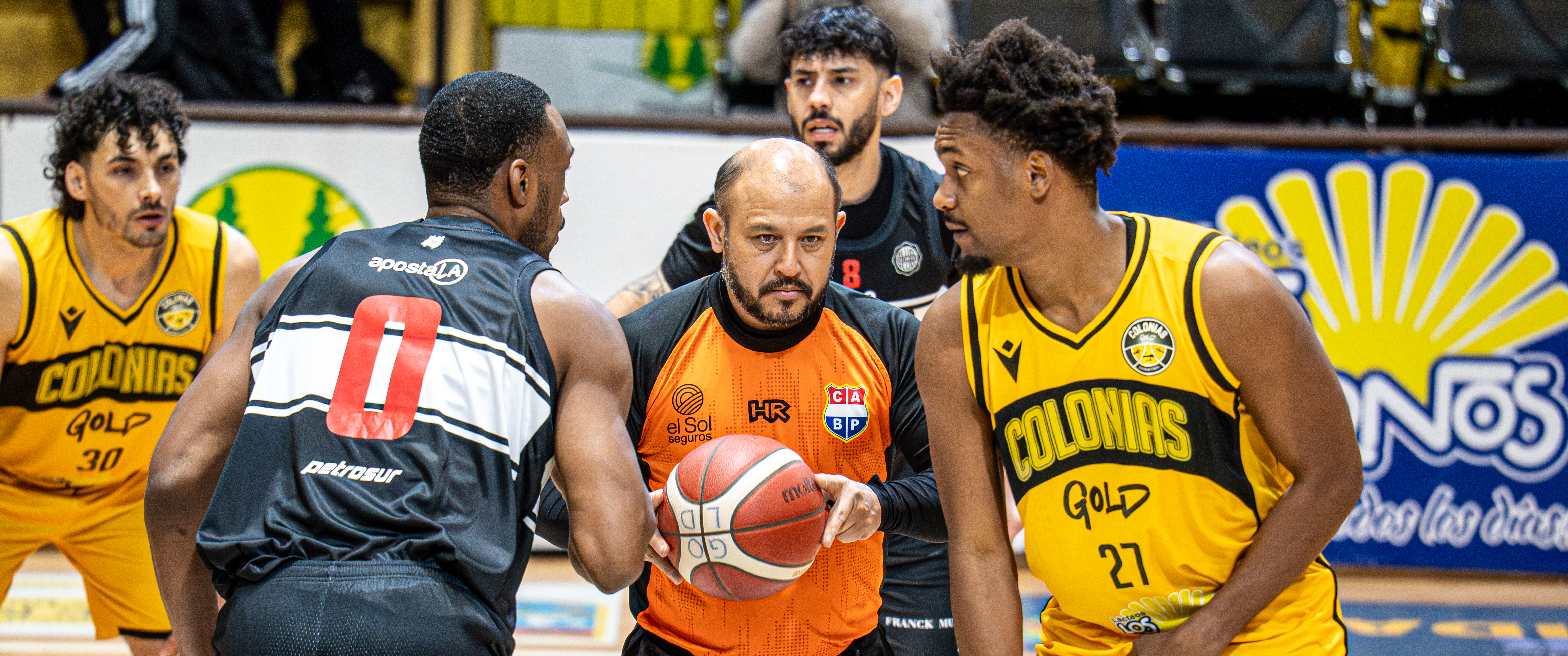 Salto inicial con Wilson, de Olimpia, Atencio, de Colonias, y Silva, el crew chief del encuentro.