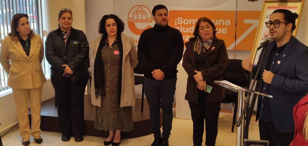 Guillermo Ortiz, de la SNC, da detalles de lo que será el Festival Nacional de la Guarania del próximo miércoles 27, en la costanera de Encarnación.