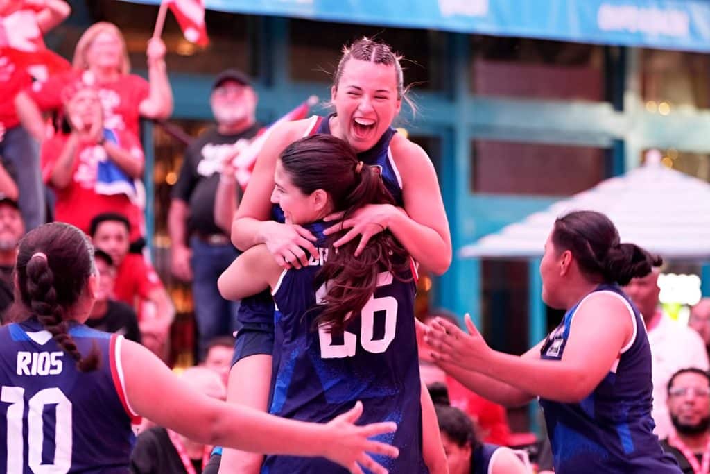 Las chicas de la selección de básquet 3x3 unificado celebran el título mundial alcanzado enPuerto Rico.