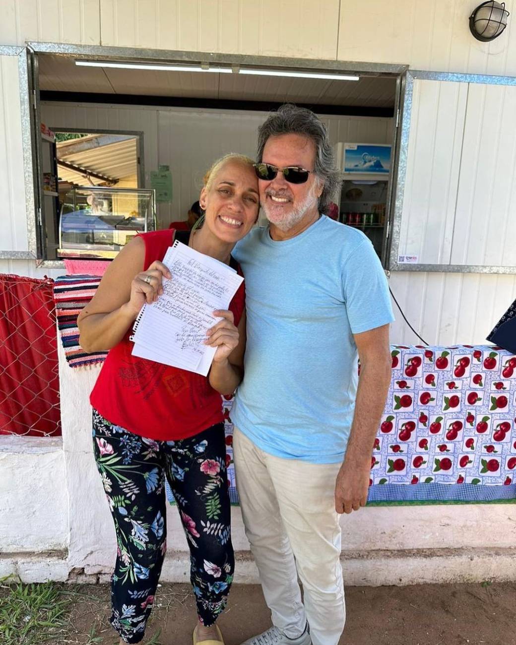 Jennifer Rodríguez junto a Emilio García, quien le hizo entrega de la canción inspirada en ella. (FOTO: @emigarcia31)