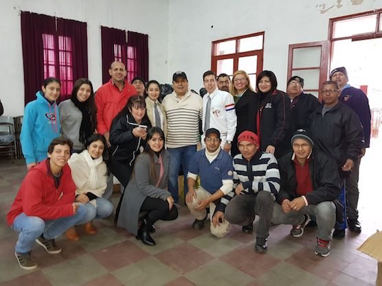 CAMPAÑA. El equipo de Dirección General de Gestión Social y Equidad Educativa entregando las donaciones.