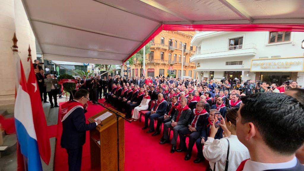 Horacio Cartes dio un mensaje al presidente Santiago Peña quien estaba en el acto. Foto: Gentileza