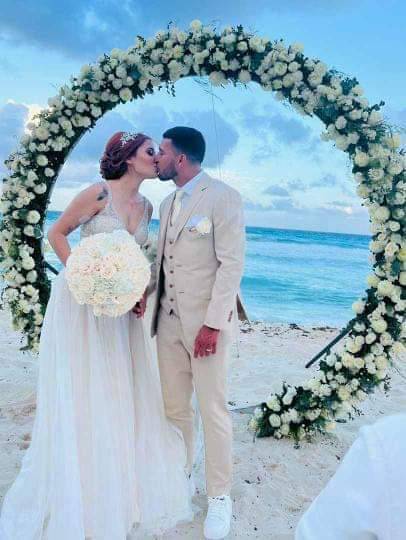 El beso de los recién casados.