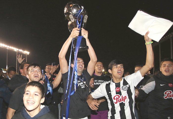 Molinas en pleno festejo con la Copa de Campeón del Torneo Apertura 2016, que logró con Libertad