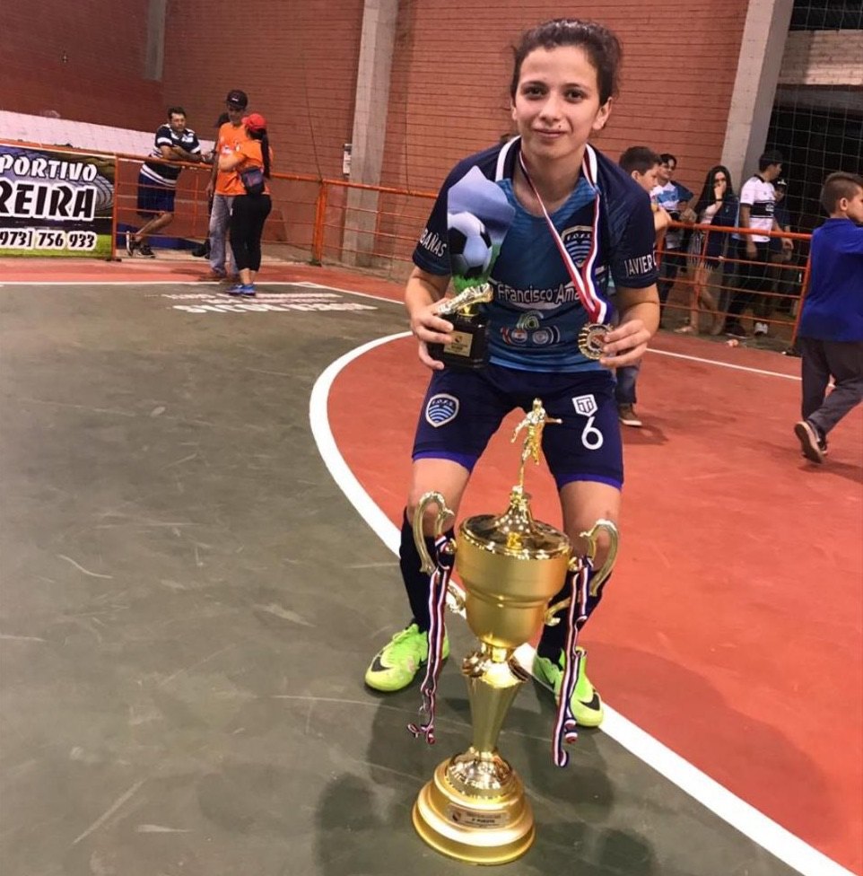 El fútbol de campo no es lo único en lo que se destaca, también le mete al fútbol de salón.