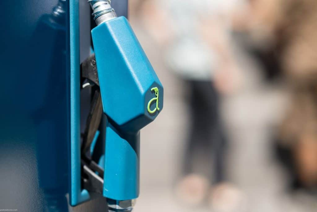 La máquina de Aircela utiliza una solución acuosa que contiene hidróxido de potasio (KOH)para capturar dióxido de carbono (CO2) directamente del aire ambiente.