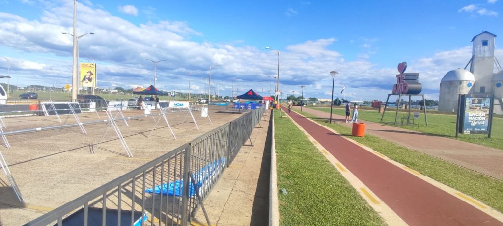 Estacionamiento de la playa San José, montaje de los sectores de apoyo a competidores.