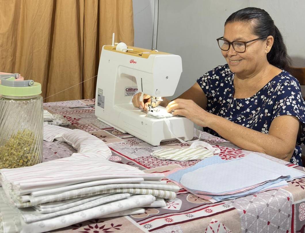 Ella teje sueños y la hija las vende a los clientes.