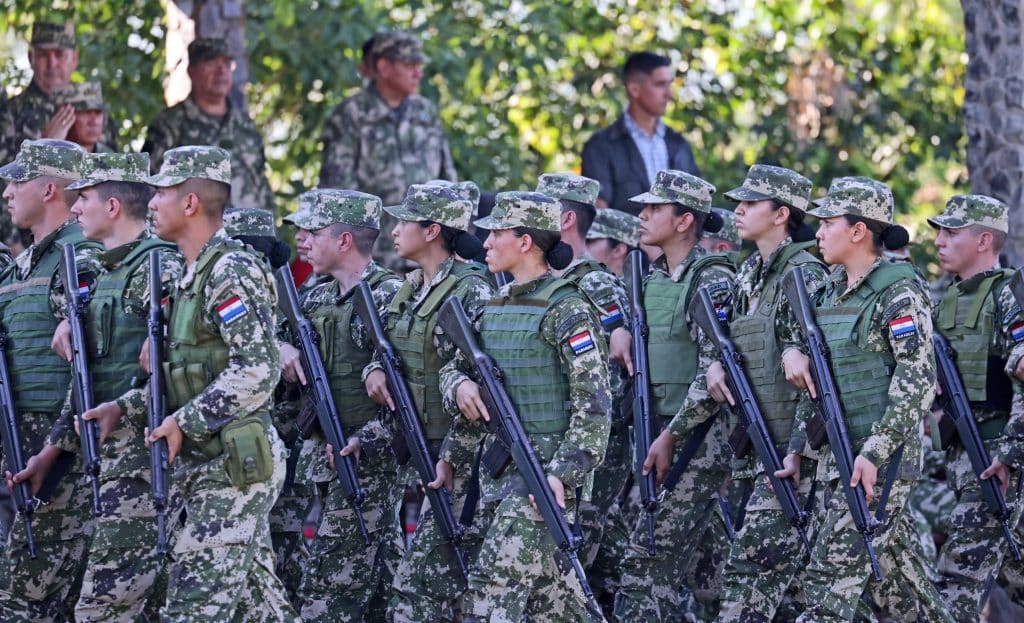 “Los militares deben resguardar nuestras plazas, no solo las fronteras”, enfatizó el diputado.