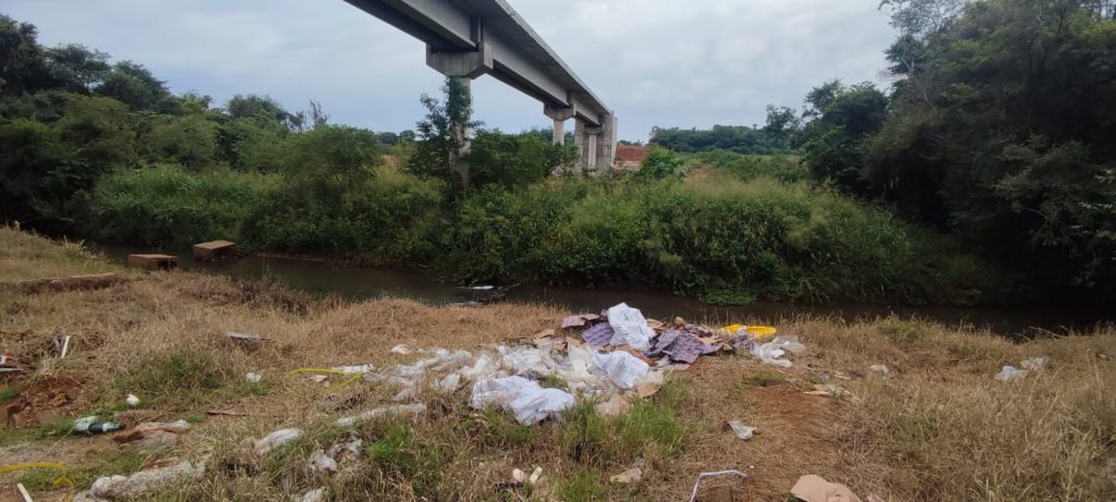 Los microbasurales inundan el entorno del arroyo, ante la desidia de las autoridades municipales y ambientales.