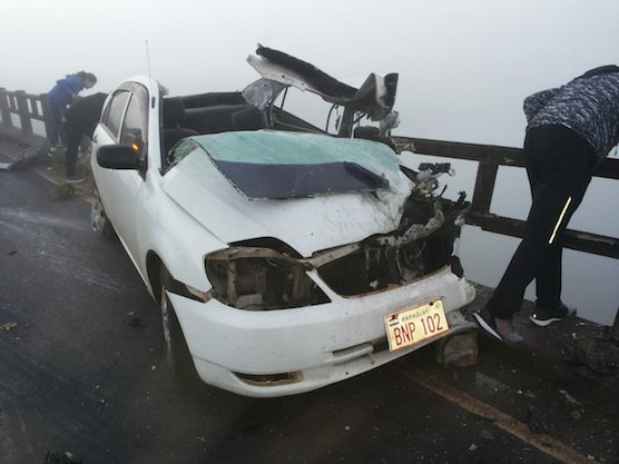 TRAS EL ACCIDENTE. El vehículo quedó en el puente, pero la pareja cayó al fondo del arroyo.