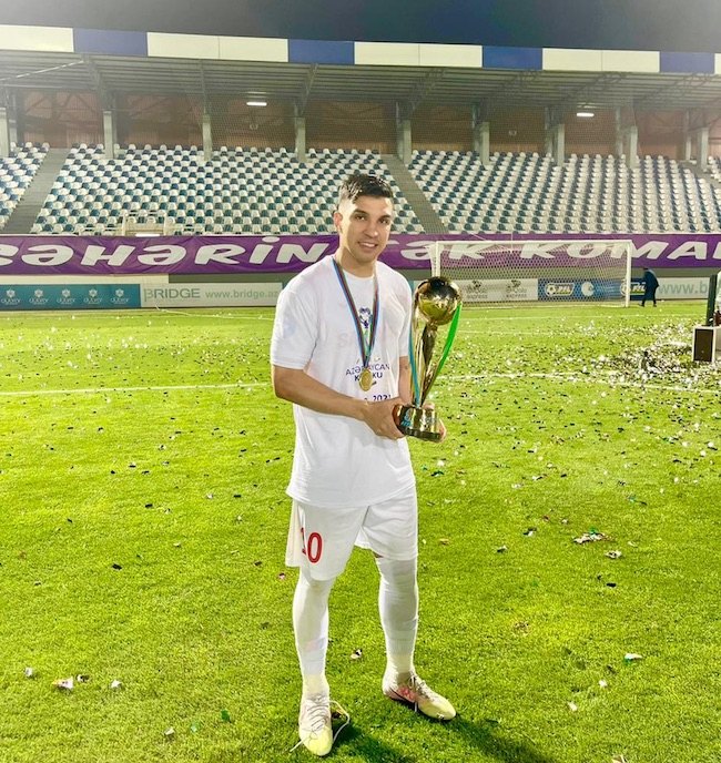 César Meza Colli, luciendo el trofeo de campeón.