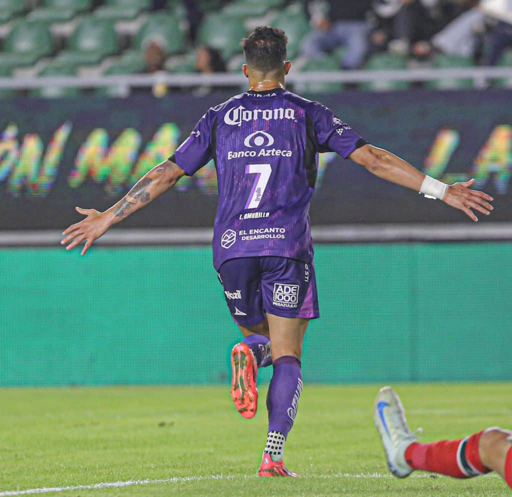 Amarilla corriendo a festejar su gol anoche ante el Toluca.