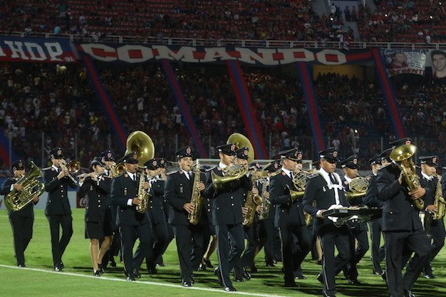 ORQUESTA. En el entretiempo, las Fuerzas Armadas brindó un show.