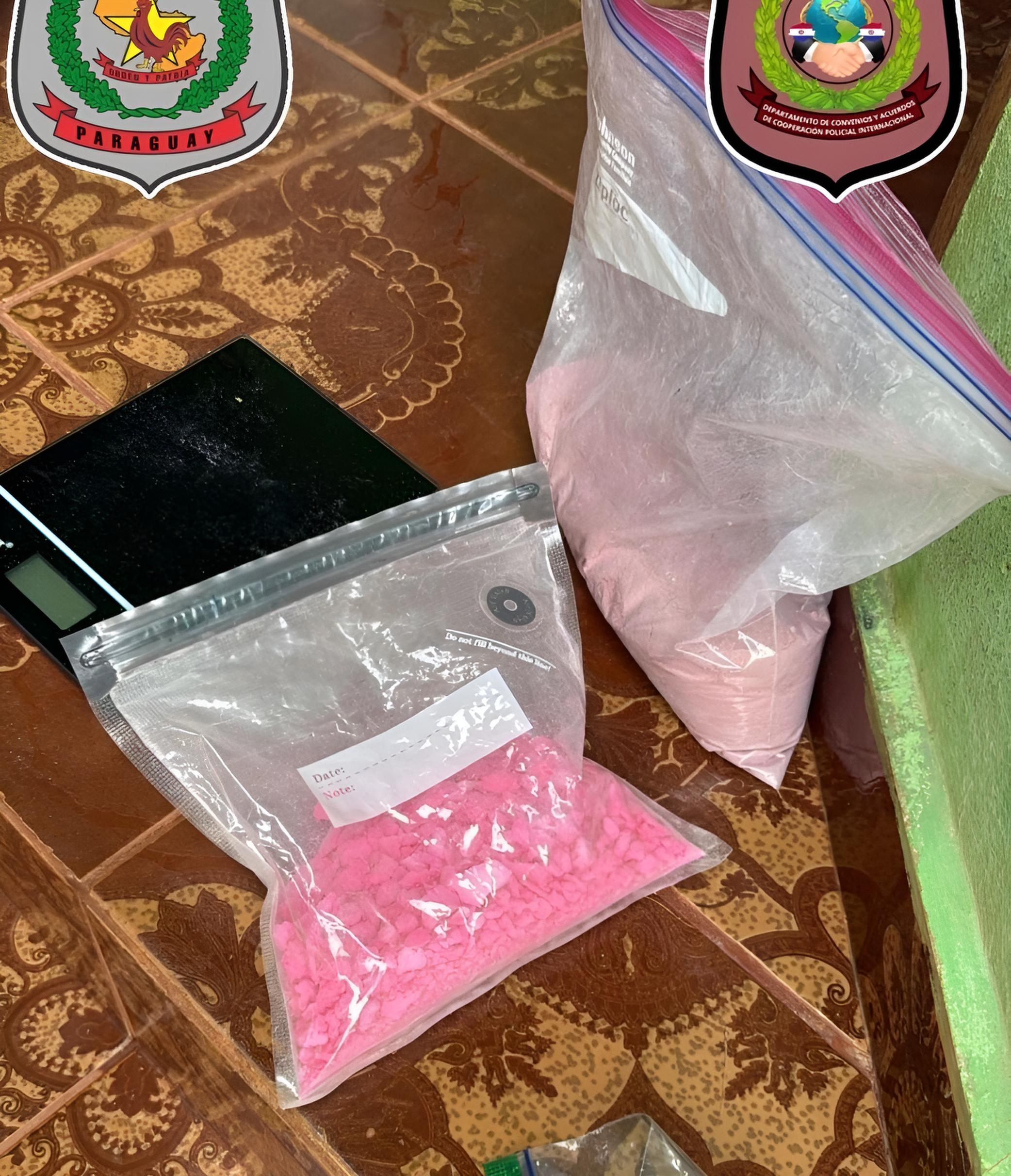 Incautaron varias bolsas con presunta cocaína sintética y equipos para manipular estupefacientes.