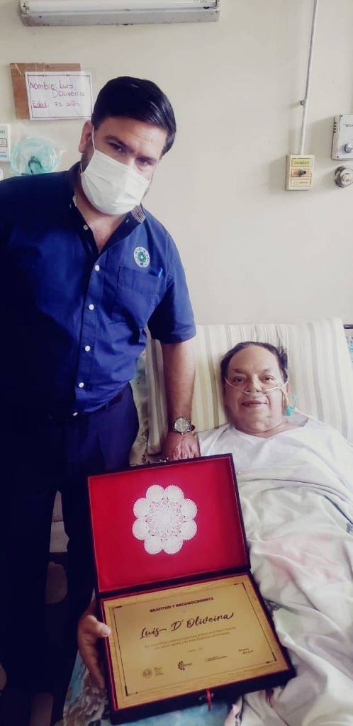 El ministro de Cultura, Rubén Capdevila le entregó una placa de reconocimiento a don Luis D'Oliveira. (Gentileza)