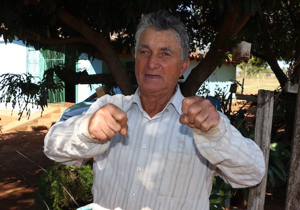 “LO SUJETARON”. Don Agripino se mete en la historia mientras la cuenta y con las manos muestra cómo fue que lo atajaron.