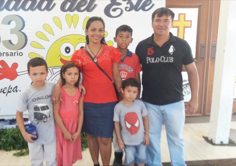 Eder en compañía de su señora colombiana y de sus hijos.