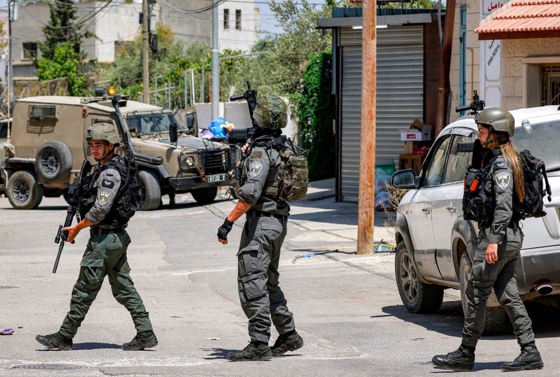 Soldados israelíes patrullan la ciudad de Nablus. (AFP)