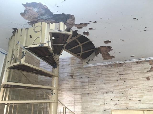 “Chico” Chimenes trató de salvar su vida, pero al subir esta escalera fue tiroteado ha omano de tres impactos. campograndenews.br