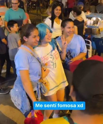 Los fans se le fueron voi encima a la cosplayer en busca de una foto para el recuerdo. (Captura de pantalla)