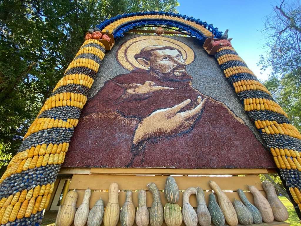 Imágen de San Ignacio de Loyola, uno de los retablos hechos años atrás por el fallecido artista.