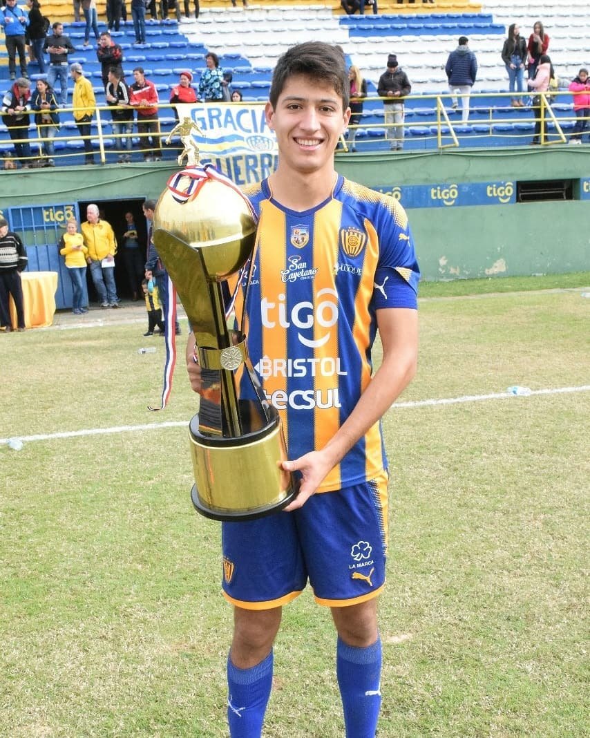 Juan Ojeda, campeón en Reserva con Luqueño.