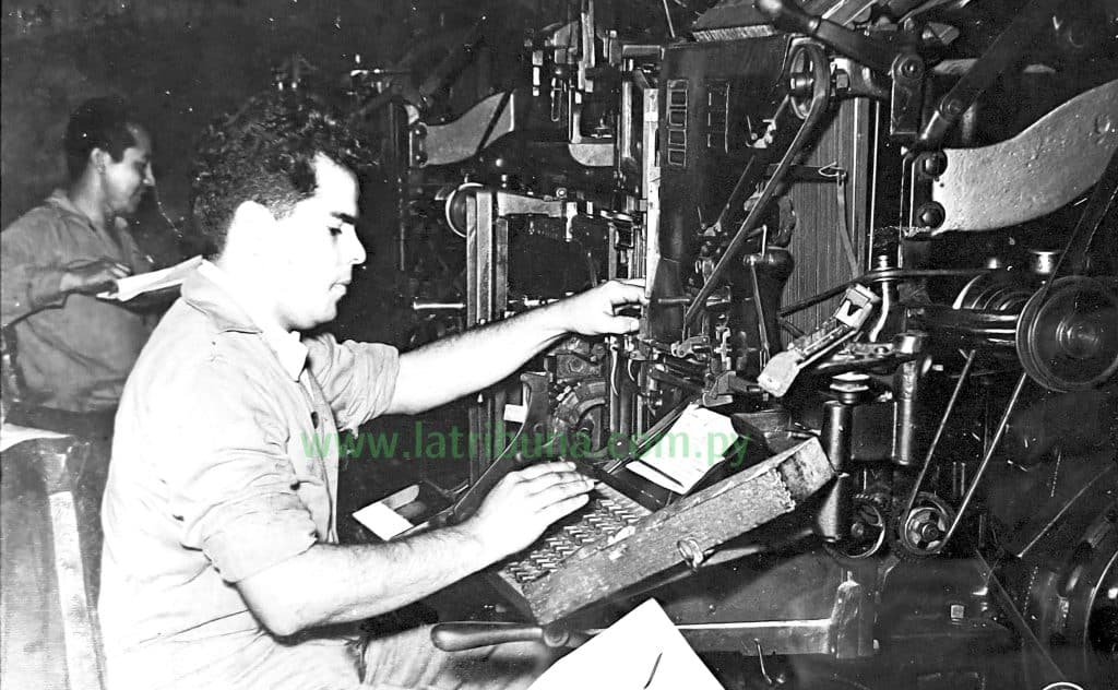 Luis Aranda operando una linotipia en los talleres de La Tribuna.