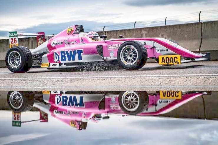 Este es el monoplaza del equipo BWT Mücke Motorsport que Joshua conduce.