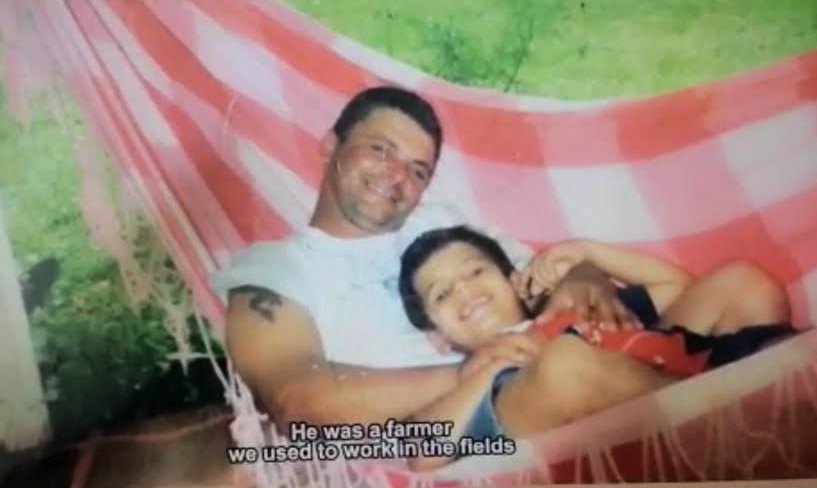Con su papá, en una hamaca, en Canindeyú. En esa época escuchaba sertanejo, contó.