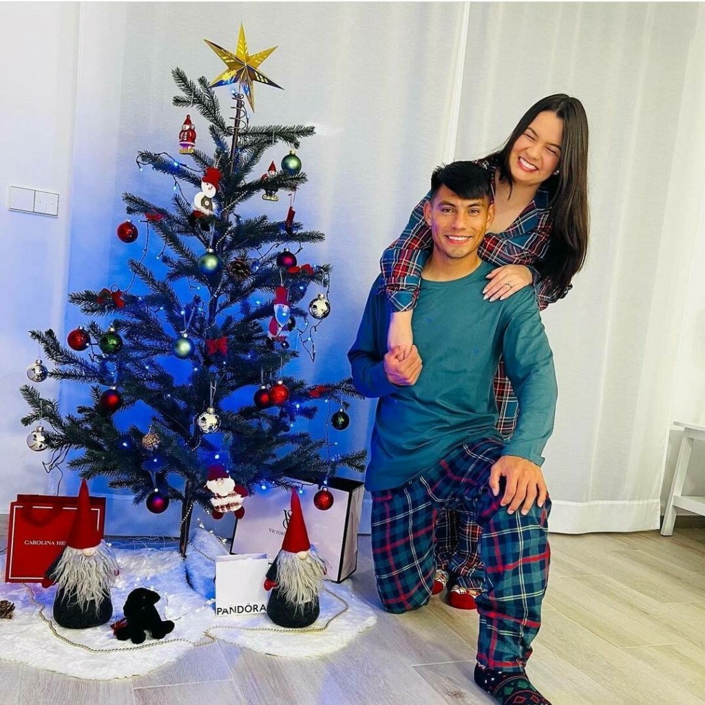 Santiago Arzamendia y su doña en su casa.