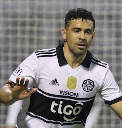 EL SALVATORE. Julián Benítez, ofensivo franjeado.
