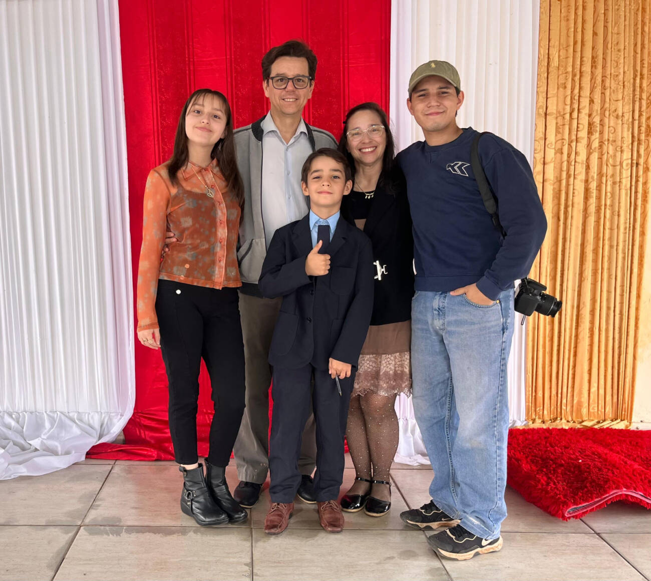 Con su familia, Dante posa junto a sus padres y hermanitos menores.