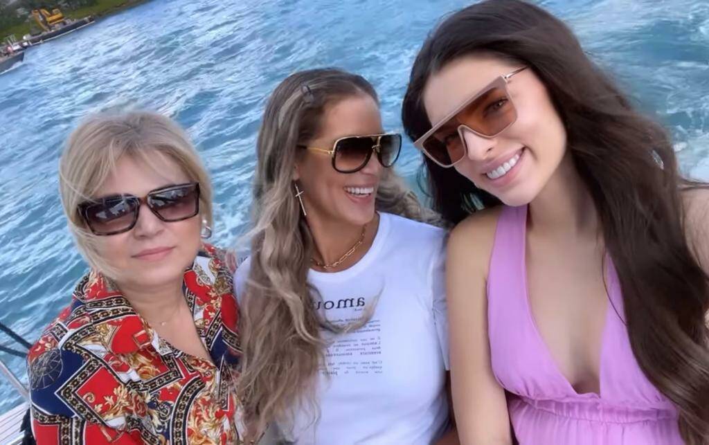 Nadia con su mamá y una amiga, disfrutando del domingo en su yate. @nadiatferreira