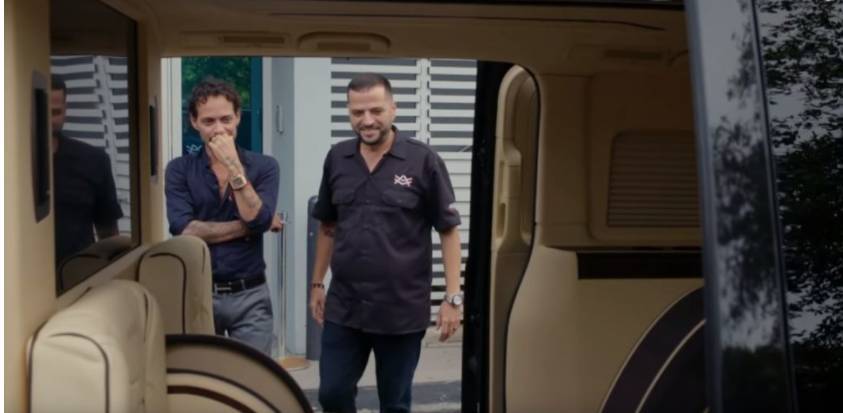 Marc Anthony, cuando le entregaban su juguetito, llamado "avión de tierra".