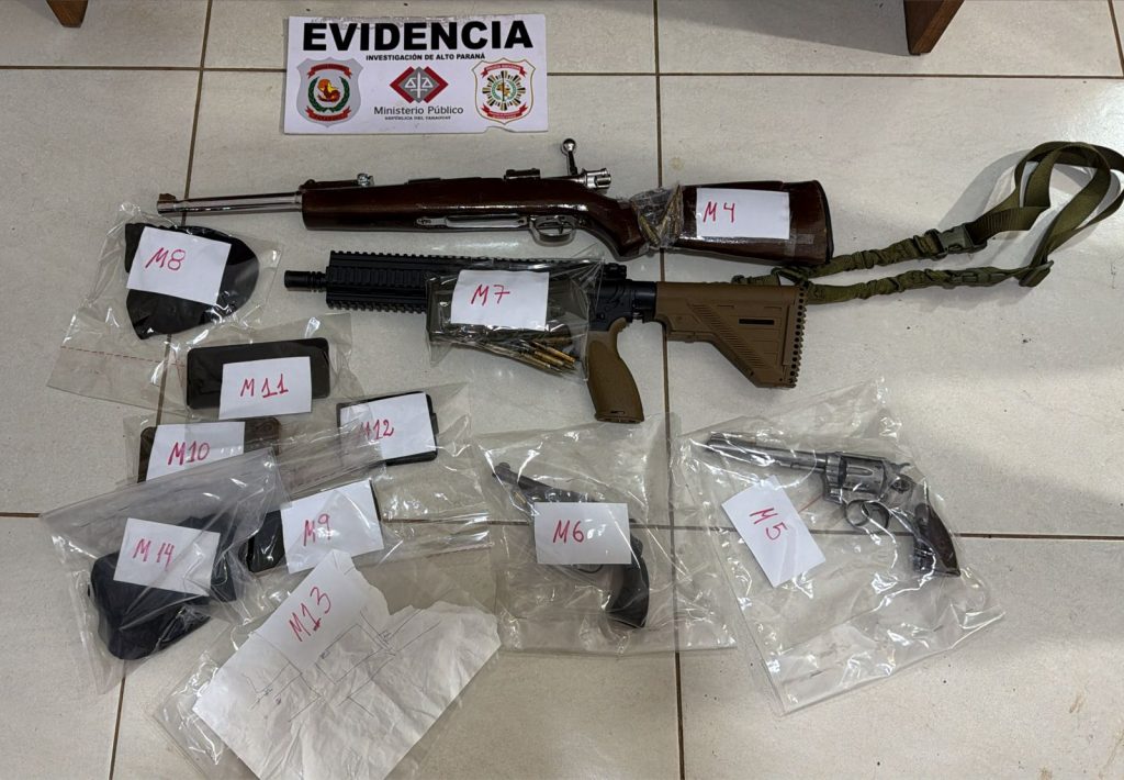 Las armas incautadas de los delincuentes. Foto: Corresponsal Carlos Sánchez