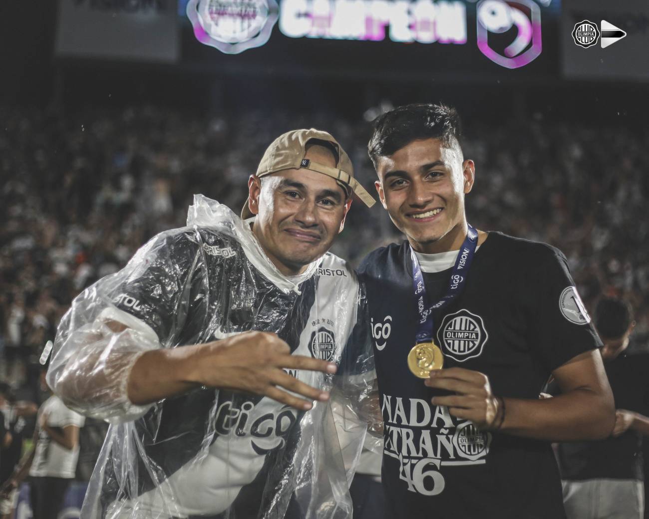 Víctor y Sebastian, padre e hijo campeón con Olimpia. Una postal. FOTO @OlimpiaMedia