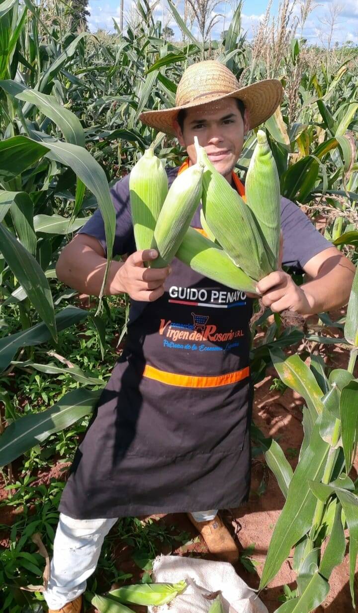 Guido, en el maizal de su chacra, llevando choclo para hace chipa guasu. (FB: Guido Penayo Py)
