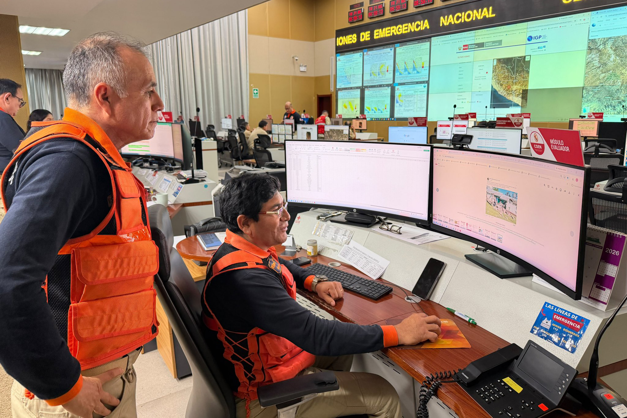 Fotografía tomada de la cuenta en X @indeciperu del Instituto Nacional de Defensa Civil de Perú (Indeci) en la que se observa al jefe del Indeci, Luis Enrique Vásquez (i), monitoreando lo ocurrido por el terremoto de magnitud 7,2 en la región andina de Ayacucho, hoy en el sur de Perú.