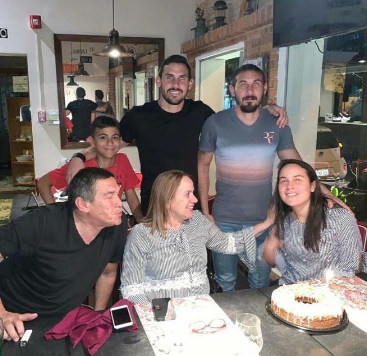 Juanito junto a sus seres queridos desde la privacidad de su hogar.