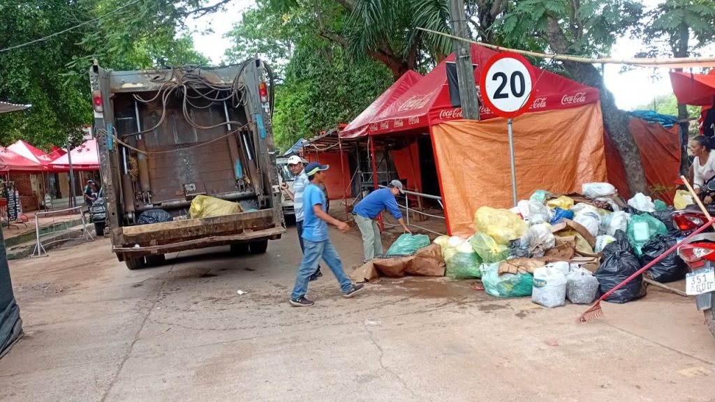 El trabajo de los funcionarios de Aseo Urbano es intenso en Caacupé, y se tardará unasemana para que la ciudad vuelva a verse limpia.