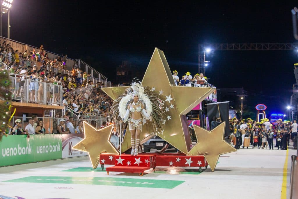 Bailarinas de las comparsas con sus trajes alegóricos durante la presentación.