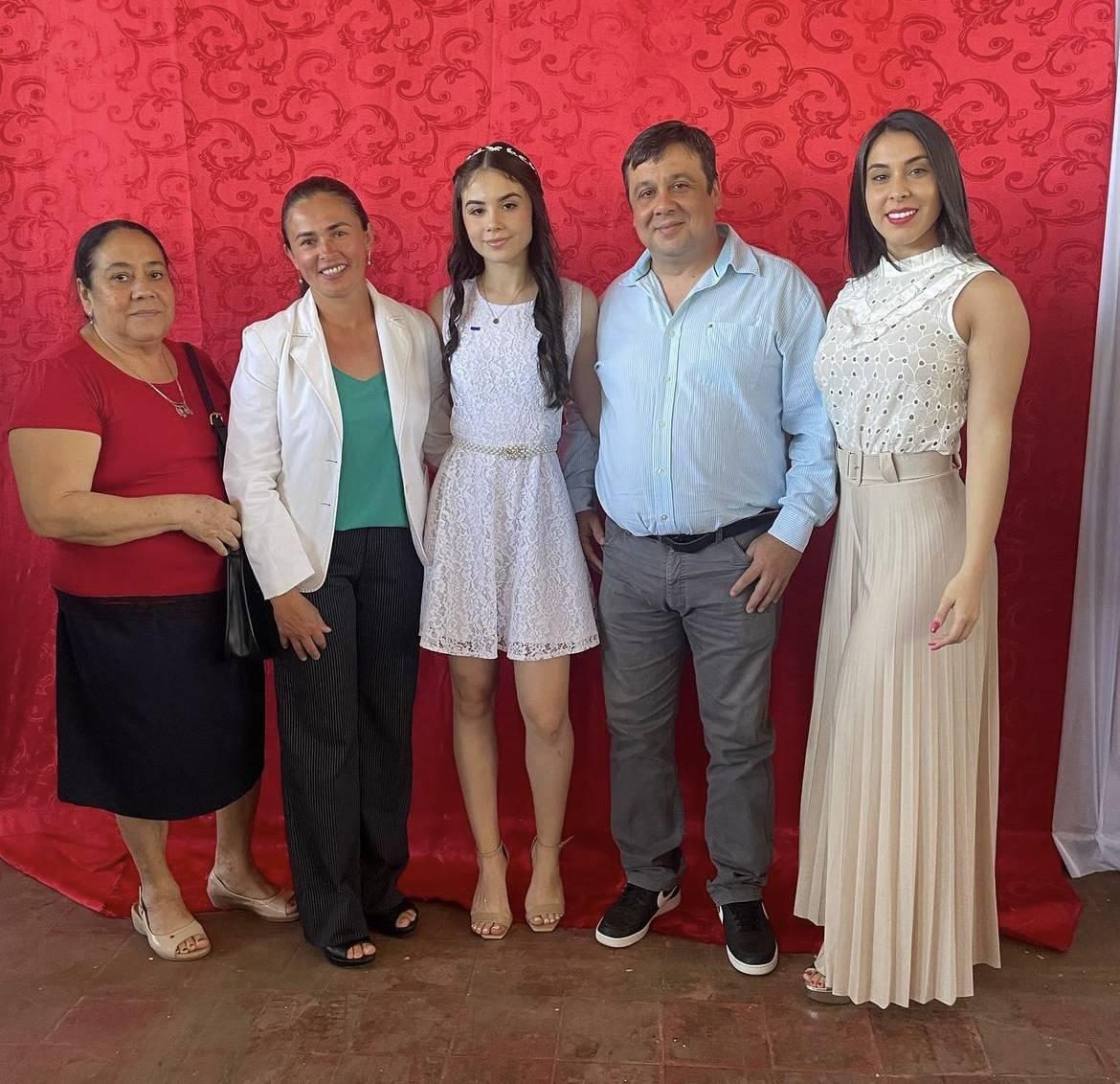 Rosy con su ahijada y sus compadres. @rosyalderetepy