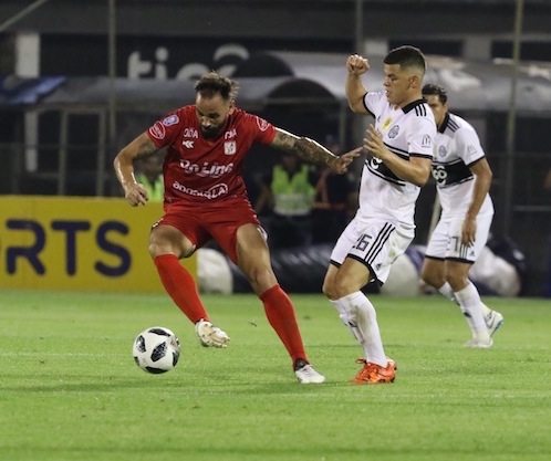 LUCHADO. Richard Sánchez y Facundo Parra, en fuerte disputa por el balón.