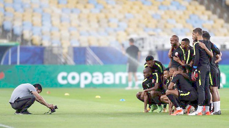 Los jugadores de Qatar llevándose una postal a casa.