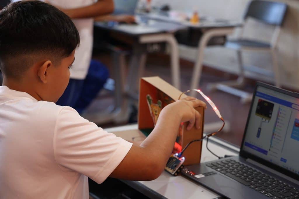 En total, se prevé alcanzar a más de 100 instituciones educativas públicas en todo el país durante los próximostres años.