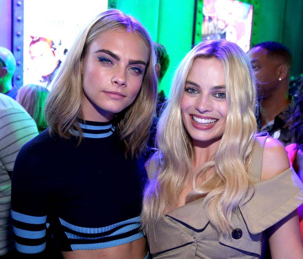 Las actrices Cara Delevingne y Margot Robbie, fueron pilladas en Argentina. (FOTO: cosmopolitan.com)
